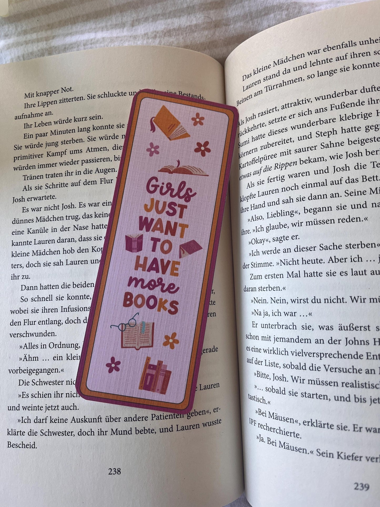 Lesezeichen „Girls just want to have more books“