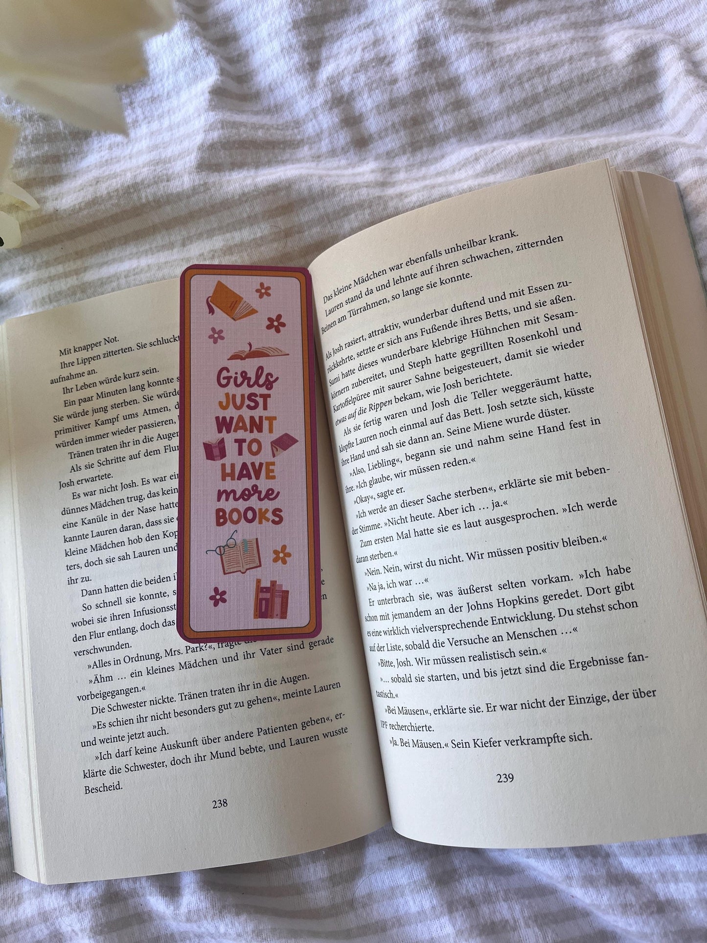 Lesezeichen „Girls just want to have more books“