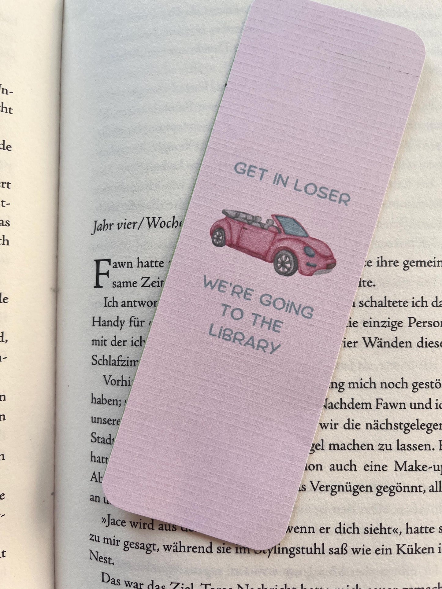 Lesezeichen „Get in Loser, we‘re going to the library“