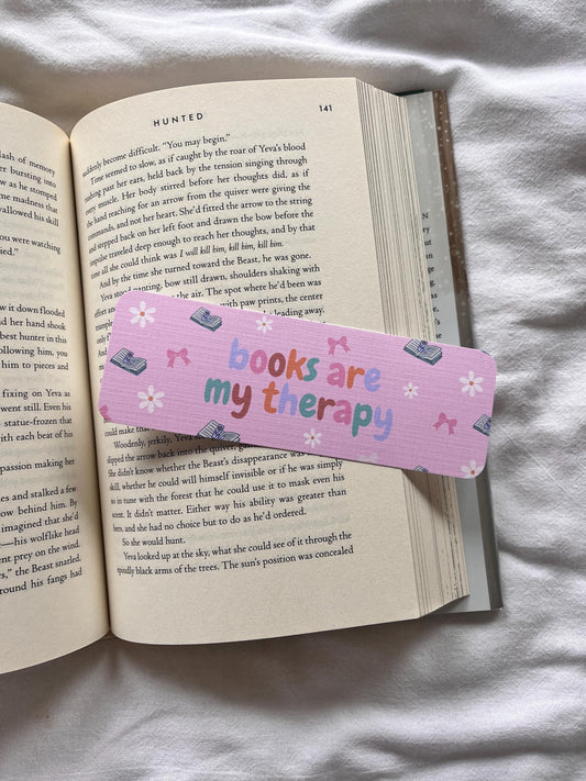 Lesezeichen „Books are my therapy“